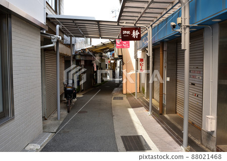 兵庫縣垂海區鹽谷的一條小商店街 兵庫縣垂海區鹽谷的一條小商店街 88021468