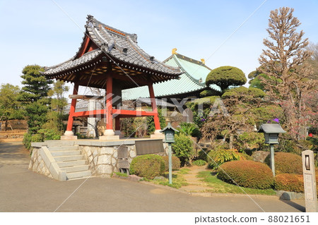 Mitsuzoin Bell Tower and the roof of the main hall (back) (Angyohara, Kawaguchi City, Saitama Prefecture) Mitsuzoin Bell Tower and the roof of the main hall (back) (Angyohara, Kawaguchi City, Saitama Prefecture) 88021651