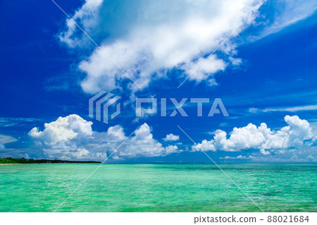 Beautiful sea, sky and horizon: Taketomi Island, Okinawa Prefecture 88021684