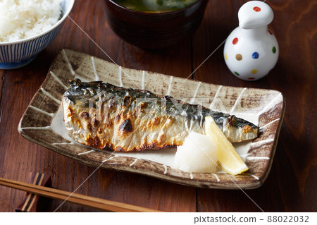 與鹽的烤鯖魚 88022032