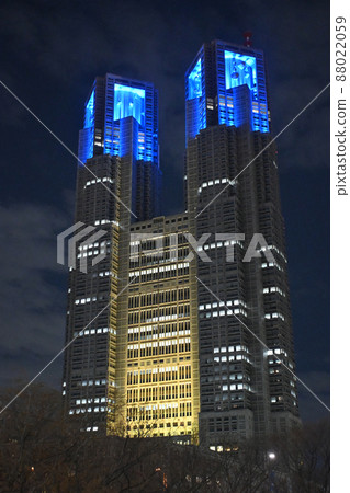 2022年東京都廳大樓亮起藍色和黃色燈光,展示與俄羅斯入侵烏克蘭的合作 2022年東京都廳大樓亮起藍色和黃色燈光,展示與俄羅斯入侵烏克蘭的合作 88022059