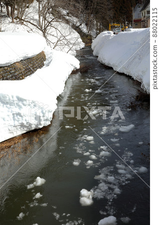 福島縣只見町，稻波川的支流富澤川，重型機械將積雪投入河中 88022115