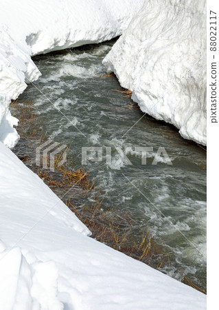 福島縣只見町的雪牆中流淌的融雪 福島縣只見町的雪牆中流淌的融雪 88022117