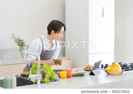 一個女人站在廚房裡 88022662