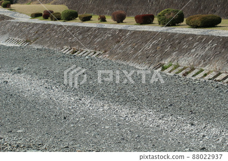 The dry Minami River and the plantings along the river near Hadano Station in Kanagawa Prefecture 88022937