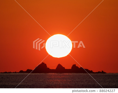 Kanagawa_Manazuru Dharma sun rising from Mitsuishi 88024227