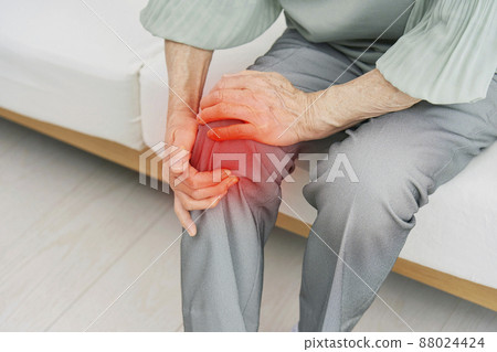 Elderly knee pain, living room, no face Elderly knee pain, living room, no face 88024424
