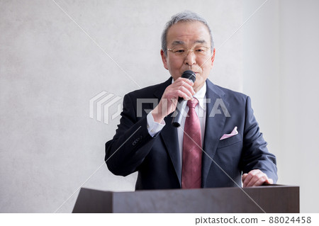 老人用商務麥克風發表演講 88024458