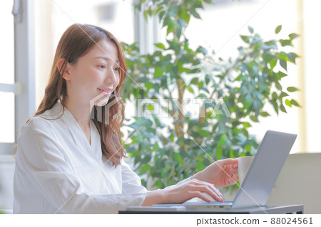 _ 在辦公桌前工作的女商人拿著咖啡杯 3 88024561