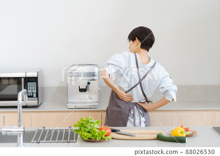 Back pain housewife kitchen 88026530