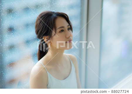 窗邊的女人頭疼擔憂 88027724
