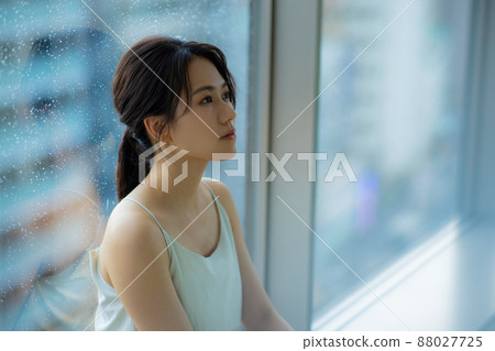 窗邊的女人頭疼擔憂 窗邊的女人頭疼擔憂 88027725
