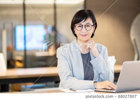 Business woman middle woman office shooting cooperation: WEEK Shibadaimon (Sun Frontier Fudousan) 88027807