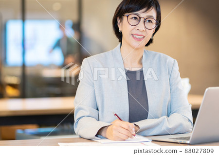 Business woman middle woman office shooting cooperation: WEEK Shibadaimon (Sun Frontier Fudousan) 88027809