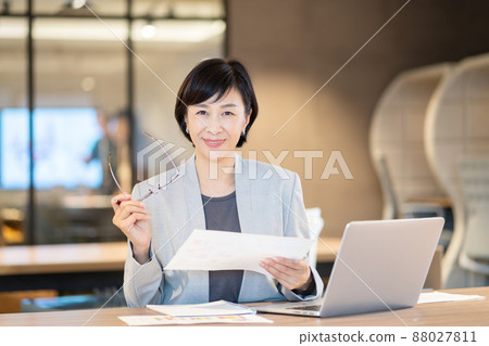 商界女中女辦公室拍攝合作：WEEK柴大門（Sun Frontier Fudosan） 88027811