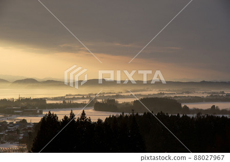 豬苗代湖和冬季湖畔的夜景。夕陽西下，湖面和雪原泛著淡紅色的光芒，美不勝收。 88027967
