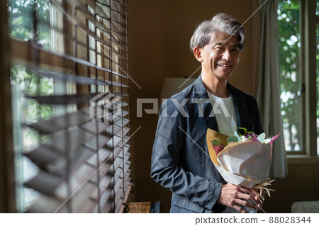 Middle man with a bouquet Middle man with a bouquet 88028344