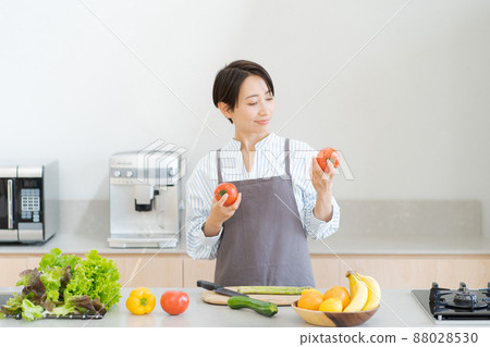 一個女人站在廚房裡 88028530