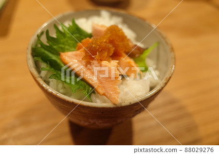 在米飯上吃鹽烤三文魚 在米飯上吃鹽烤三文魚 88029276