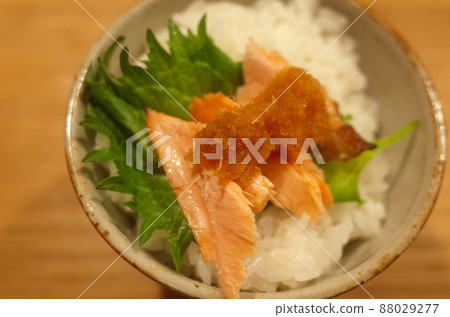 在米飯上吃鹽烤三文魚 在米飯上吃鹽烤三文魚 88029277