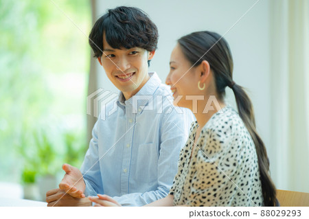 A couple talking in the living room 88029293