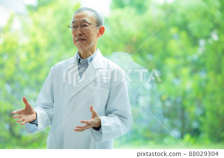 在白色禮服的資深男性 在白色禮服的資深男性 88029304