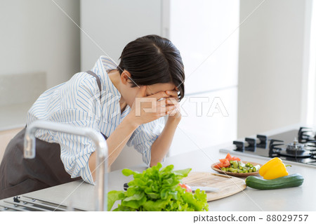 沮喪的婦女家庭主婦 88029757