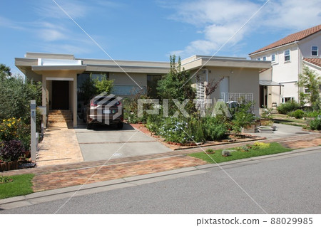 美麗時尚的U型單層豪宅,大地色調,寧靜的氛圍,在藍天的襯托下格外顯眼。 美麗時尚的U型單層豪宅,大地色調,寧靜的氛圍,在藍天的襯托下格外顯眼。 88029985