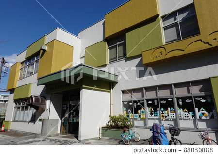 Yokosuka Children's Library Yokosuka Children's Library 88030088