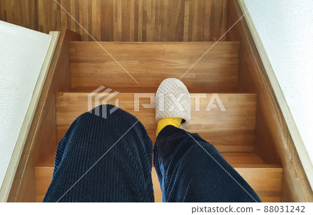 People going down stairs without railings 88031242