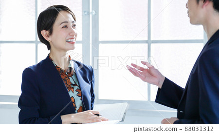 Businessmen, speaking, interviews, meetings, meetings 88031312