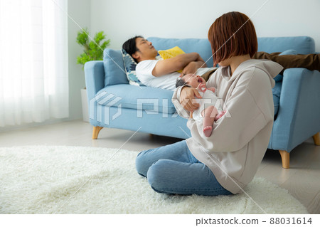 Crying baby and mom 88031614