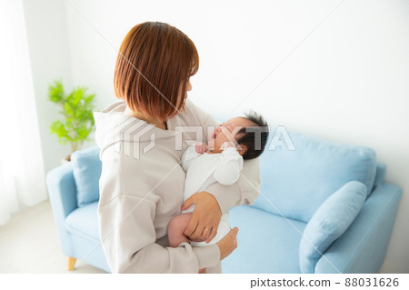 哭泣的嬰兒和媽媽 88031626