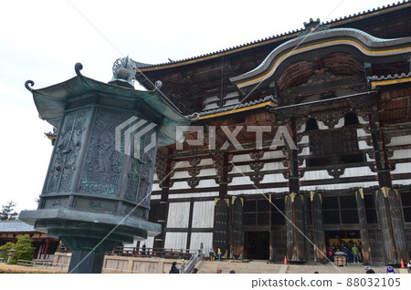 東大寺的「金銅八角燈籠（左下）」和「大佛殿（背面）」（奈良縣奈良市東大寺/雜誌町大佛殿前） 88032105