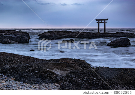 在多雲的天空中預示著黎明的神磯鳥居 在多雲的天空中預示著黎明的神磯鳥居 88032895