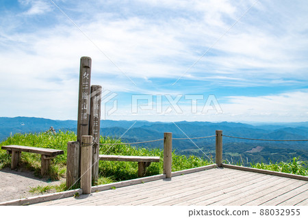島根縣織田市梅三部山頂和中國山脈的山頂標誌 88032955