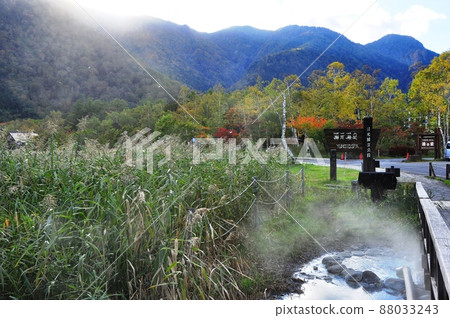 奧日光:湯野湖畔的紅葉、湯本溫泉信息板、從湖岸升起的雪村 奧日光:湯野湖畔的紅葉、湯本溫泉信息板、從湖岸升起的雪村 88033243