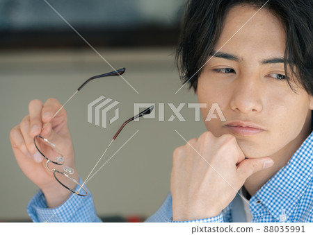 一個年輕人在家學習 88035991