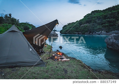 Camping tent rugged camp sea bonfire bushcraft oil lamp Camping tent rugged camp sea bonfire bushcraft oil lamp 88037149