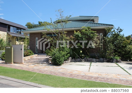 A stylish and executive mansion with a luxurious feel, featuring a blue-green tiled roof that stands out against the blue sky and beautiful red and yellow tiles. A stylish and executive mansion with a luxurious feel, featuring a blue-green tiled roof that stands out against the blue sky and beautiful red and yellow tiles. 88037560