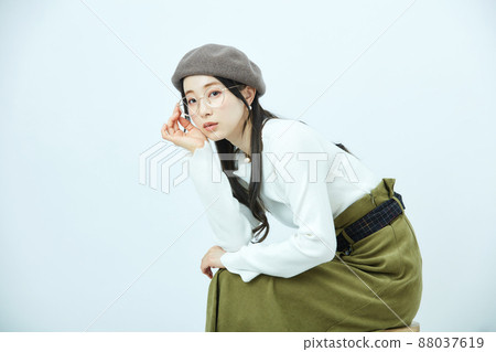 戴貝雷帽的時尚女性 88037619