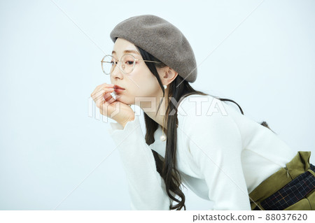 戴貝雷帽的時尚女性 88037620