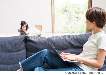 Mother watching the child while teleworking 88037837