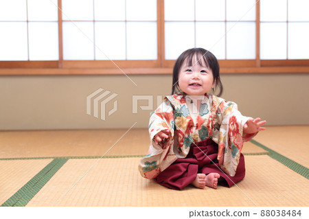 日式房間裡穿著袴的嬰兒 日式房間裡穿著袴的嬰兒 88038484