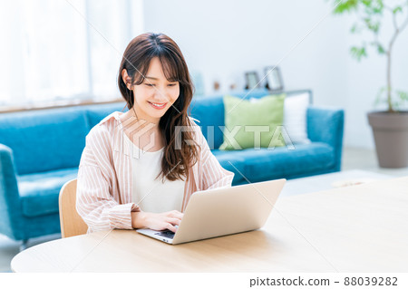 Young woman teleworking 88039282