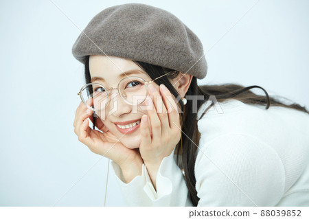 戴貝雷帽的時尚女性 88039852