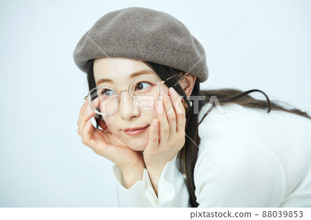 戴貝雷帽的時尚女性 88039853