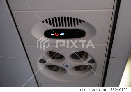 [Airplane] Wearing a belt / No smoking sign 88040131