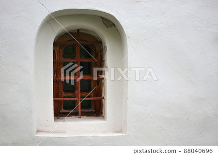 Window in a alcove. 88040696