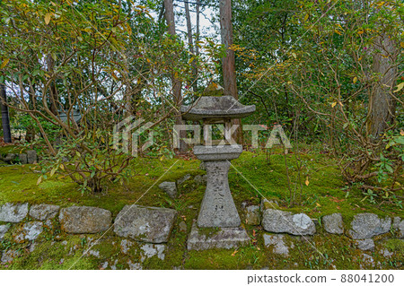 Stone lantern on the approach to Kyoto Akayama Zenin Stone lantern on the approach to Kyoto Akayama Zenin 88041200